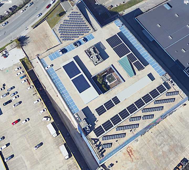 Instalación fotovoltaica en una nave industrial en la provincia de Barcelona. Aparcamiento con marquesinas fotovoltaicas, en instalaciones de placas fotovoltaicas sobre suelo.