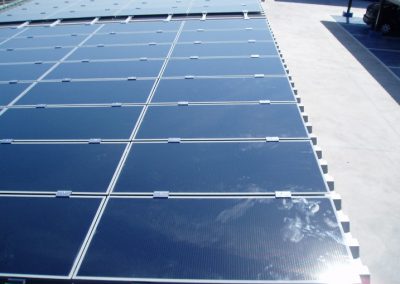 Pérgola fotovoltaica en estacionamiento con 95 kWn.